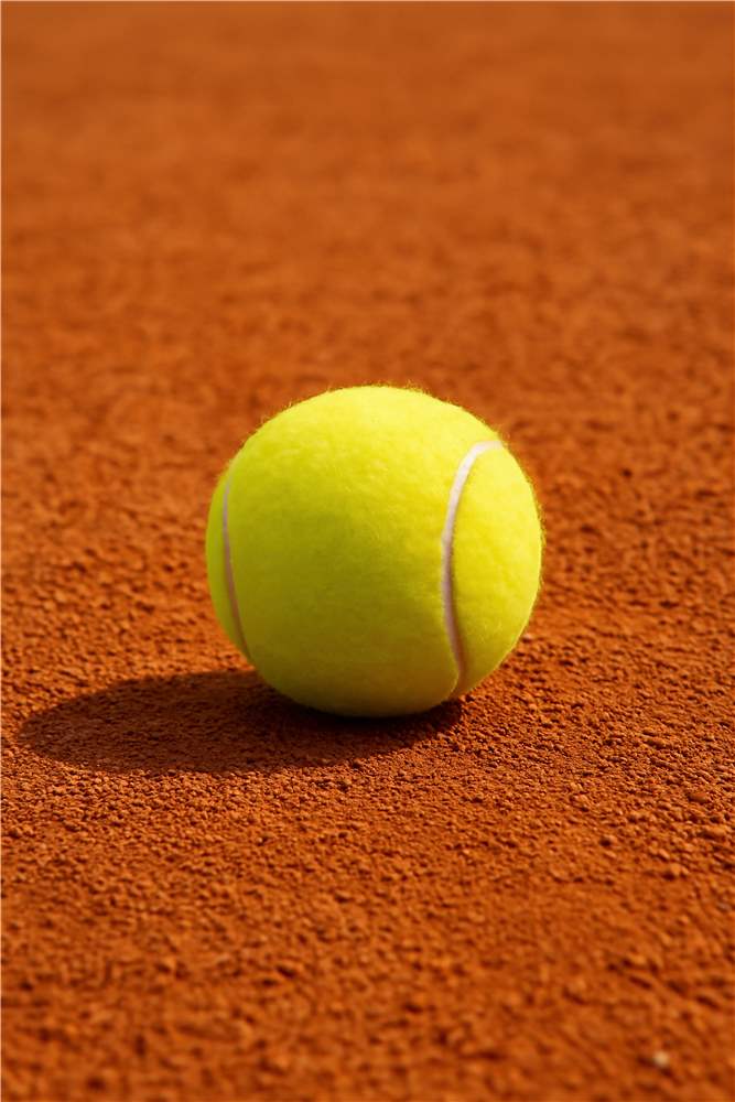 Tennisbold på grus – Energi og bevægelse plakat