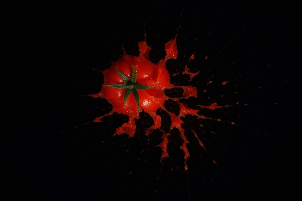 Dramatisk Tomatsprøjt i Sort plakat