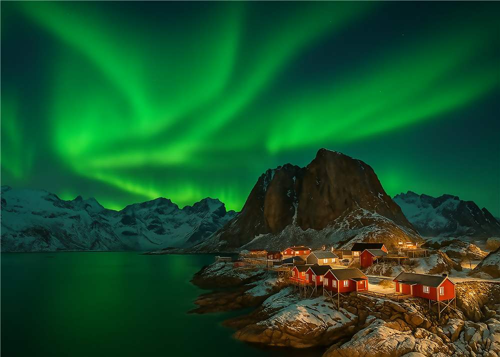 Magisk Nordlys Over Fjordens Skønhed plakat