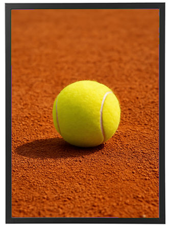 En lys gul tennisbold ligger på en rød grusbane.