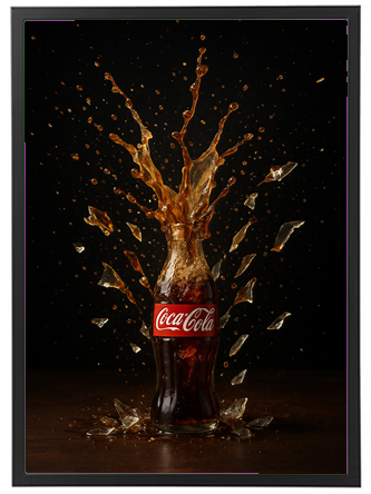 En Coca-Cola flaske sprøjter sodavand ud i en dramatisk bevægelse mod en sort baggrund.