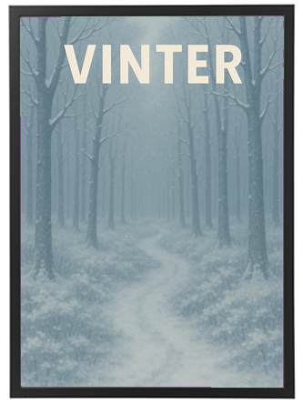 Et stille vinterlandskab med sneklædte træer og en snoet sti gennem skoven.