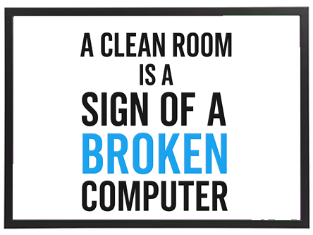 Et billede med en humoristisk tekst, der siger, at et rent rum er tegn på en defekt computer.