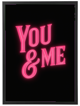 Et neonlignende skilt med teksten YOU & ME i pink på en sort baggrund.