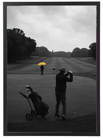 To golfspillere på en grøn bane under grå himmel, hvor en spiller bruger en gul paraply.