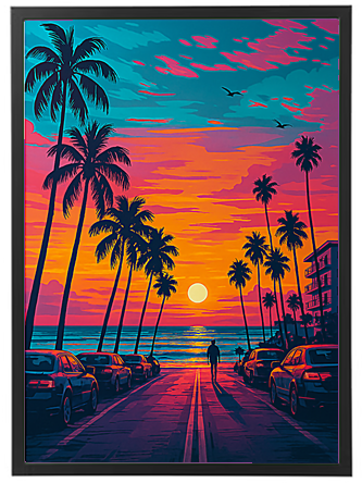 En farverig solnedgang ved stranden, omgivet af palmer og biler langs vejen.