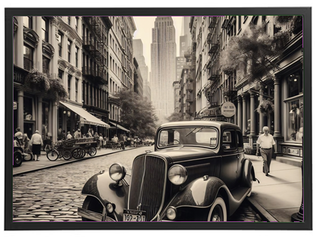 Et sort-hvidt billede af en vintage bil parkeret på en brostensbelagt gade med høje bygninger og Empire State Building i baggrunden.