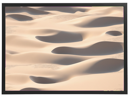 Billedet viser bløde sanddyner, der skaber et bølgende landskab under solens lys.