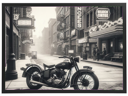 Et sort-hvidt billede af en klassisk motorcykel parkeret på en stille gade med vintage teatre.