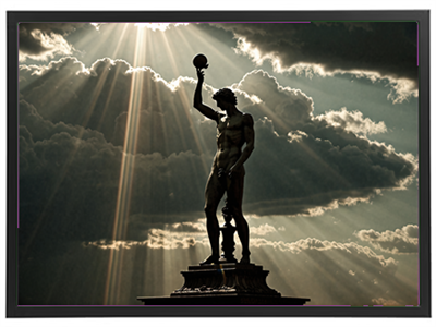 En imponerende statue, der holder en globe, oplyst af dramatiske lysstråler fra skyerne.