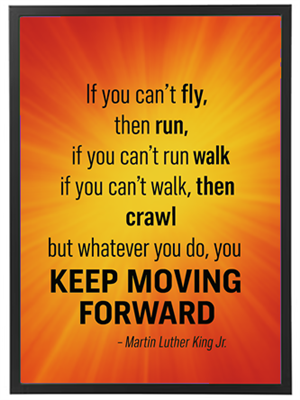 Et farverigt billede med et inspirerende citat fra Martin Luther King Jr. om at fortsætte fremad.