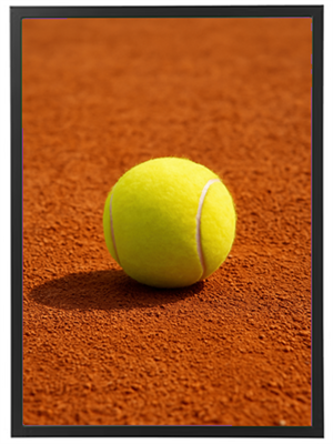 En lys gul tennisbold ligger på en rød grusbane.