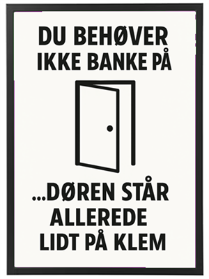 Et humoristisk skilt, der indikerer, at man ikke behøver at banke på, da døren allerede er åben.