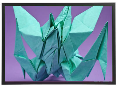 En detaljeret origami-model i mintgrøn papir, der forestiller en kompleks figur.