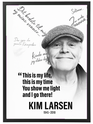 Et billede af Kim Larsen med citater, der reflekterer hans liv og musik.
