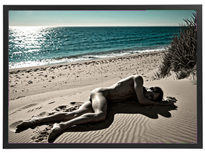 En person ligger afslappet på sandet ved kysten, omgivet af hav og vegetation.