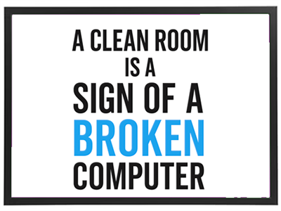 Et billede med en humoristisk tekst, der siger, at et rent rum er tegn på en defekt computer.