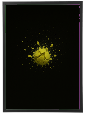 En dramatisk fremstilling af gult pulver, der eksploderer mod en sort baggrund.