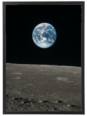 En betagende udsigt af Jorden svævende over månens overflade.