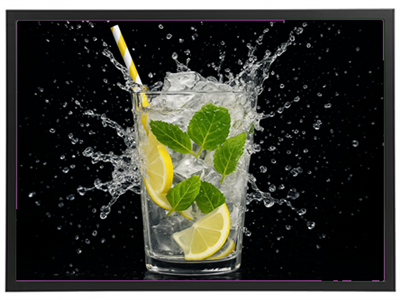 Et glas med isterninger, citronskiver og mynte, der sprøjter vand ud.