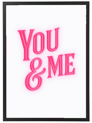 Et farverigt, neon-inspireret kunstværk med teksten You & Me i pink.