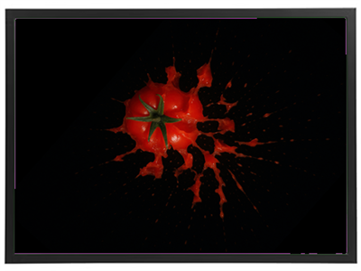 Et billede af en tomat, der sprøjter saft i en dramatisk bevægelse mod en sort baggrund.