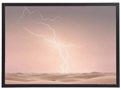 Et dramatisk billede af lyn, der slår ned over en ørkenlandskab i bløde farver.