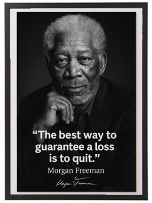 Billedet viser et portræt af en ældre mand med et inspirerende citat om at undgå opgivelse.