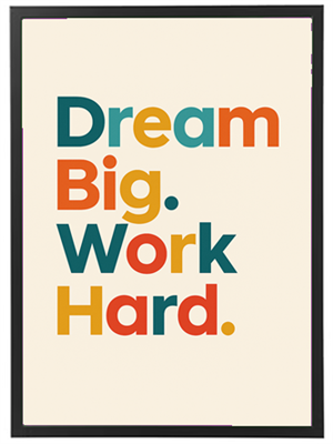 En plakat med teksten Dream Big. Work Hard. i farverige bogstaver på en lys baggrund.