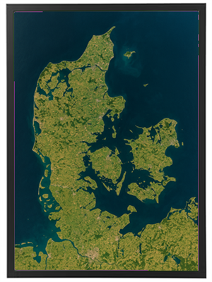 Et detaljeret luftfoto, der viser Danmarks landskab og kystlinje.