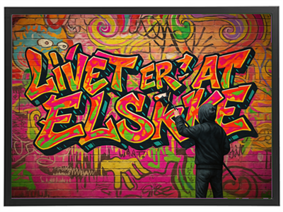 Et farverigt graffitimaleri med teksten Livet er at elske og en person, der maler.