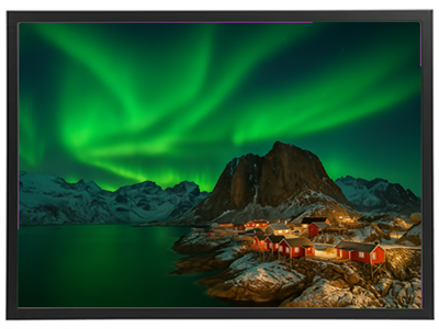 Et betagende billede af nordlys, der lyser op over en fjord med bjerge i baggrunden.