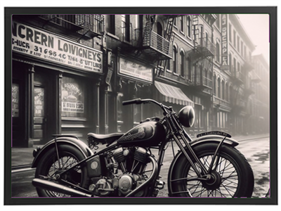 En vintage motorcykel står parkeret på en stille, tåget gade med historiske bygninger.