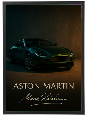 En stilfuld Aston Martin sportsvogn præsenteret i et dramatisk lys.