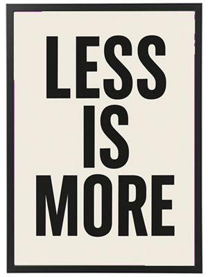 Et enkelt design med teksten LESS IS MORE i store, fede bogstaver.