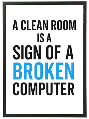 Et humoristisk citat, der antyder, at en ren arbejdsplads kan indikere, at computeren ikke fungerer.