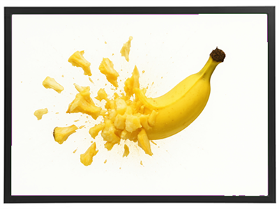 Et billede af en banan, der eksploderer med stykker af frugt sprøjtende ud.