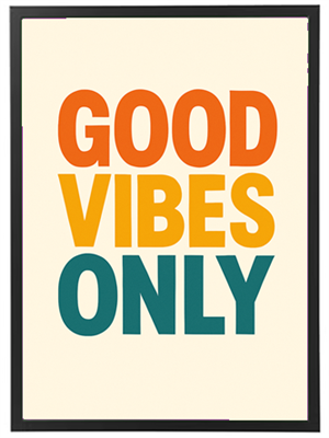 Et farverigt typografisk design med teksten Good Vibes Only.