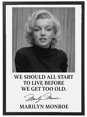 Et sort-hvidt billede af en kvinde med blonde bølger, der præsenterer et inspirerende citat.