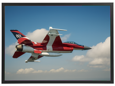 Et rødt og hvidt jagerfly flyver gennem en klar blå himmel med skyer.