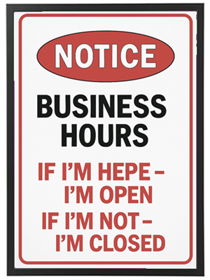 Et skilt der angiver forretningsåbningstider med humoristisk tekst.