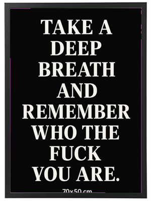 Et sort skilt med hvid tekst, der opfordrer til at tage en dyb indånding og huske sin værdi.