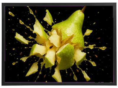 Billedet viser en pære, der eksploderer, hvilket skaber en dynamisk og farverig effekt.