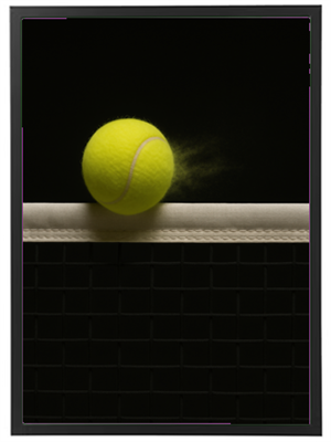 En gul tennisbold svæver over nettet med støv, der flyver fra bolden.