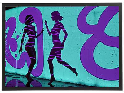 Billedet viser to silhuetter af mennesker, der danser mod en farverig baggrund med grafiske elementer.