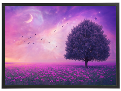 Et farverigt landskab med et stort træ, blomster og en stjerneklar himmel.