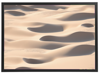 Billedet viser bløde sanddyner, der skaber et bølgende landskab under solens lys.