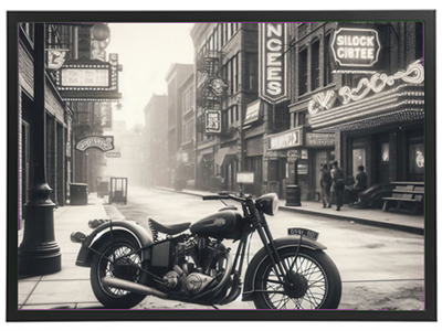 Et sort-hvidt billede af en klassisk motorcykel parkeret på en stille gade med vintage teatre.