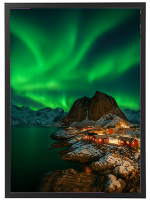 Et betagende syn af nordlys, der danser over en bjerglandskab ved vandet.