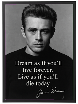 Et sort-hvidt billede af en mand med et inspirerende citat om at leve livet fuldt ud.